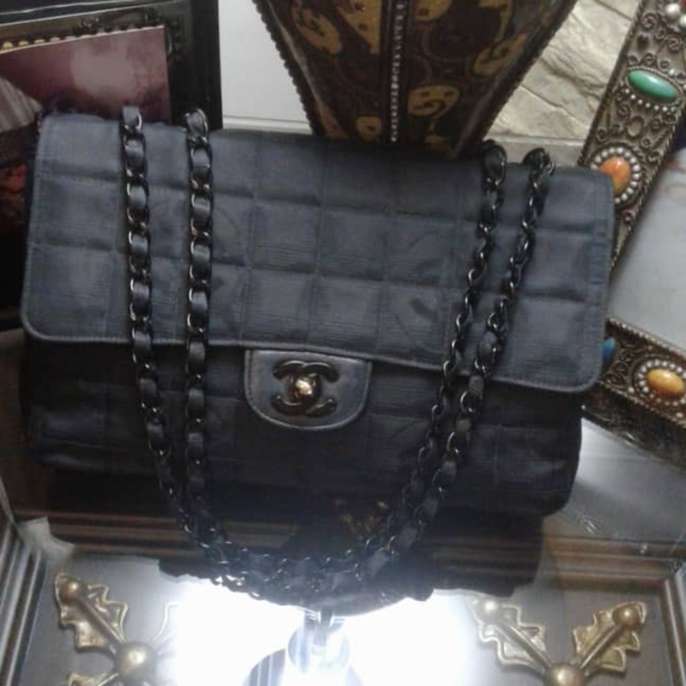 Vintage Chanel  flap bag in great condition 11”x7” approximately